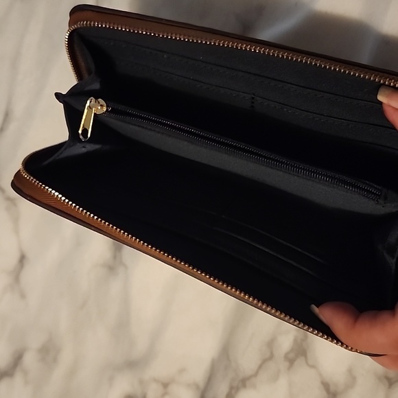 Tommy Hilfiger Wallet - Picture 3 of 4